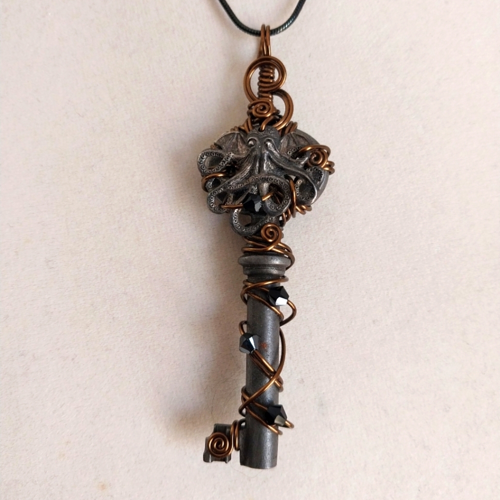 Goth steampunk wire wrapped key HP Lovecraft Cthulhu octopus necklace 🐙